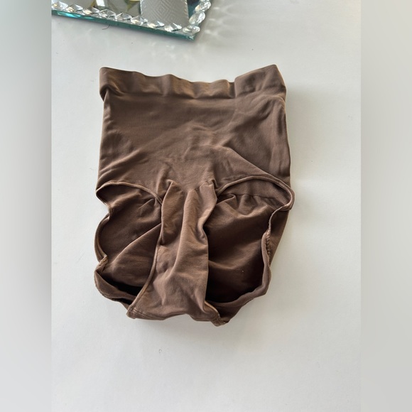Skims Mid Waist Shapewear Brief - Picture 1 of 3